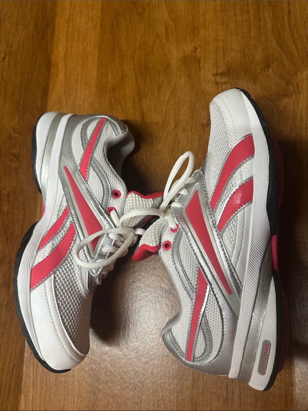 Reebok woman White and Pink Lace-Up Sneakers EASYTONE Size 7.5